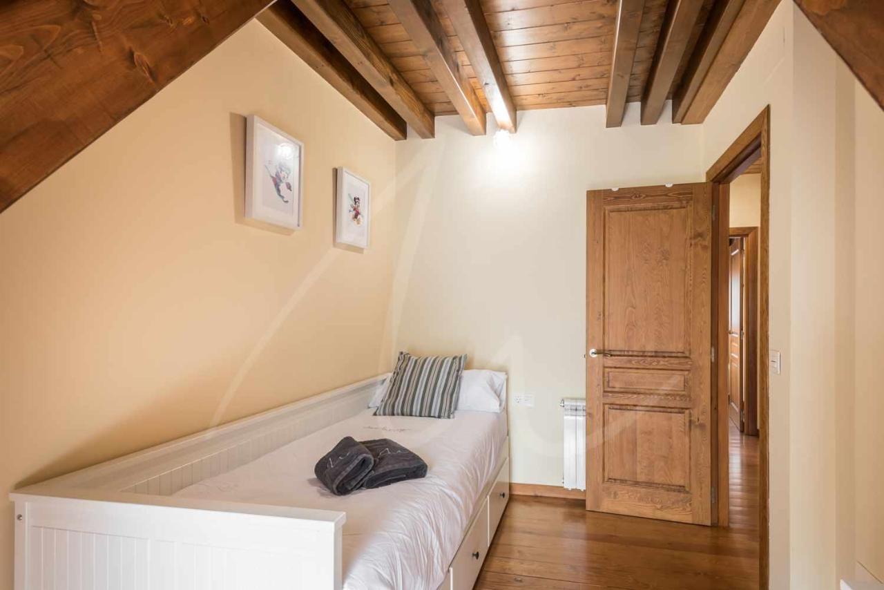 Casa Artiga De Lin By Seamount Rentals Les Bordes 외부 사진