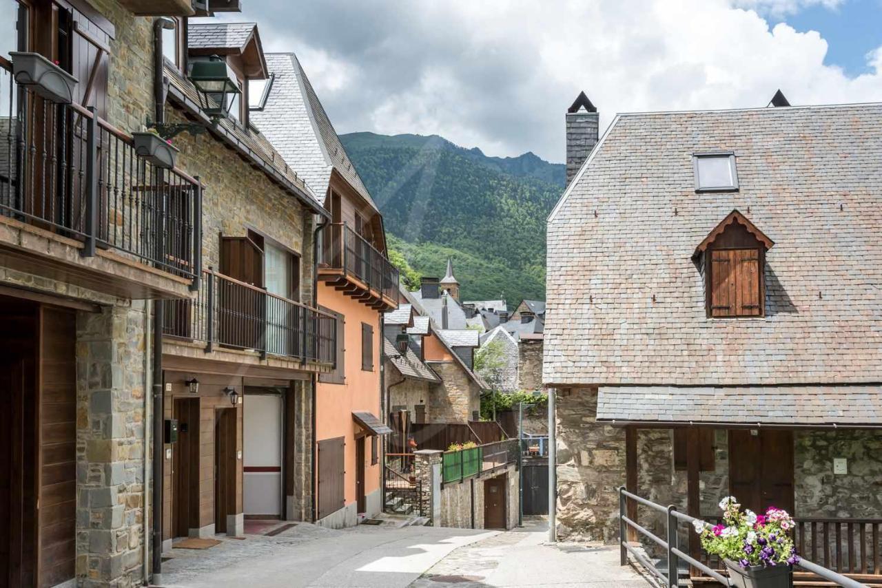 Casa Artiga De Lin By Seamount Rentals Les Bordes 외부 사진